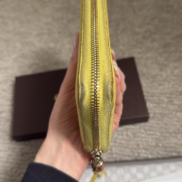 Gucci
Bamboo Accent Leather Continental Wallet - Picture 13 of 14